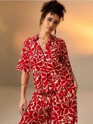 Wiskozowa koszula regular fit z krótkim rękawem - czerwony. Czerwone koszule Sinsay, l, bez wzorów, z wiskozy, bez kołnierzyka, bez ramiączek. Za 25.99 zł.