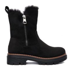 Botki Clara Barson. Czarne botki Clara Barson, bez wzorów, bez obcasa, na płaskiej podeszwie, bez zapięcia. Za 179.99 zł.