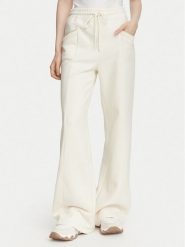 Guess Spodnie dresowe W6YB31 K5319 Kremowy Wide Leg. Białe spodnie dresowe Guess, l, z aplikacjami, z bawełny. Za 434.99 zł.