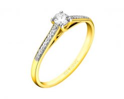 Pierścionek z żółtego złota z brylantami - 0,24 ct - próba 750. Żółte pierścionki Apart, z brylantem, złote. Za 5,990.00 zł.
