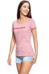 MUSTANG T SHIRT DAMSKI Alexia C Print Lilas 1009026 8148. Czerwone t-shirty Mustang, s, bez wzorów, bez kołnierzyka, bez ramiączek. W wyprzedaży za 39.99 zł.