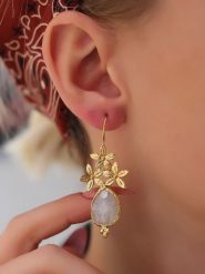 L'Atelier de Gaia Pozłacane kolczyki z kamieniami księżycowymi rozmiar: onesize. Białe kolczyki L'Atelier de Gaia, z kamieniem księżycowym, pozłacane, z zapięciem typu bigiel. Za 87.81 zł.