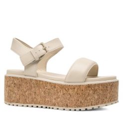 Sandały Lasocki. Brązowe sandały Lasocki, bez wzorów, bez obcasa, na koturnie, bez zapięcia. Za 269.99 zł.