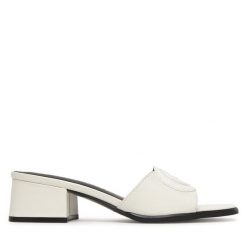 Klapki Guess. Białe klapki Guess, z aplikacjami, bez obcasa. Za 449.99 zł.