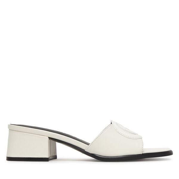 Klapki Guess. Białe klapki Guess, z aplikacjami, bez obcasa. Za 449.99 zł.