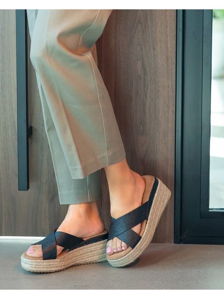 Bellucci Klapki w kolorze czarnym na koturnie rozmiar: 38. Czarne klapki Bellucci, bez wzorów, z otwartym noskiem, bez obcasa, na koturnie. Za 88.02 zł.