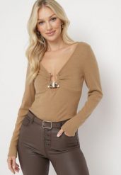 Ciemnobeżowa Bluzka z Metalową Ozdobą Przy Dekolcie Nakum. Brązowe bluzki Born2be, z aplikacjami, bez kołnierzyka, bez ramiączek. Za 39.99 zł.
