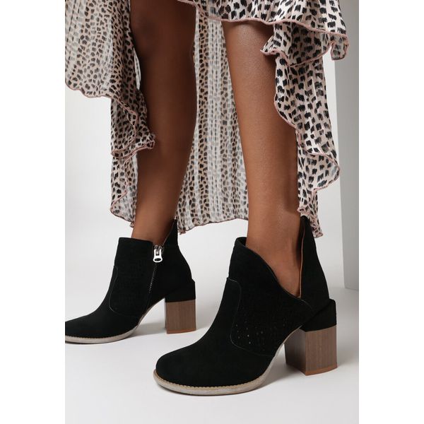 Czarne Botki Myrine. Czarne botki Born2be, w ażurowe wzory, z jeansu, z okrągłym noskiem, za kostkę, bez obcasa, na obcasie, bez zapięcia. Za 39.99 zł.