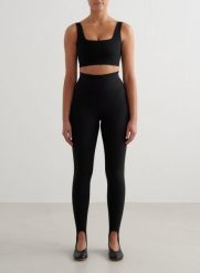 Damskie legginsy ze strzemionami, z wysokim stanem, squat proof Sense czarne. Czarne legginsy AIM'N, l, bez wzorów, z elastanu, z podwyższonym stanem. Za 381.00 zł.