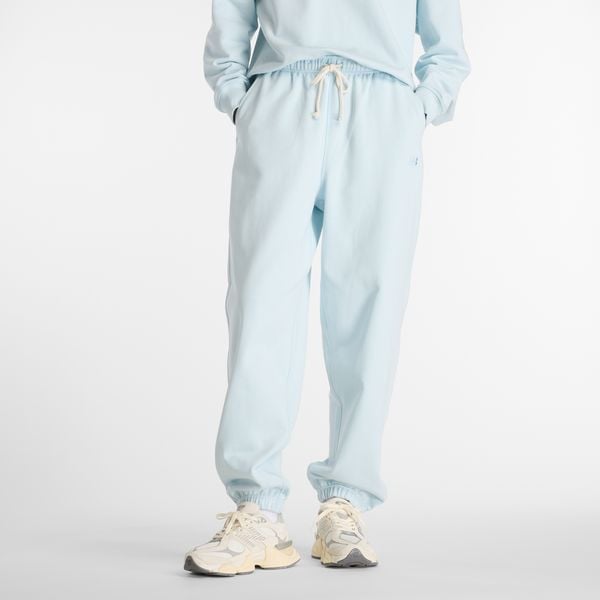Spodnie damskie New Balance WP41513FRL – niebieskie. Niebieskie spodnie dresowe New Balance, na co dzień, m, bez wzorów, z bawełny, z podwyższonym stanem. Za 379.99 zł.