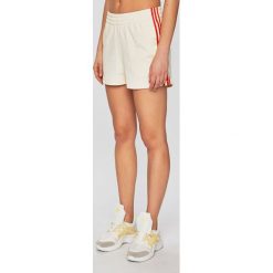 Adidas Originals - Szorty. Białe szorty Adidas Originals, bez wzorów, z bawełny, casualowe, z podwyższonym stanem. W wyprzedaży za 129.90 zł.