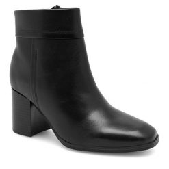Botki Lasocki. Czarne botki Lasocki, bez wzorów, bez obcasa, na słupku, bez zapięcia. Za 259.99 zł.