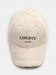 Czapka z daszkiem ze sztucznym futerkiem - kremowy. Białe czapki Sinsay, bez wzorów. Za 25.99 zł.