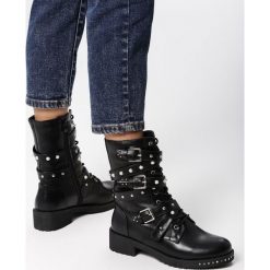 Czarne Botki Maisie. Czarne botki Born2be, bez wzorów, z okrągłym noskiem, przed kolano, bez obcasa, na obcasie, bez zapięcia. Za 159.99 zł.