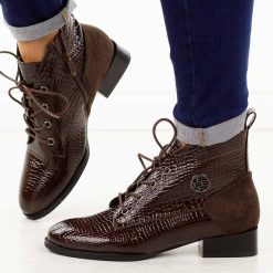 Brązowe lakierowane botki damskie Filippo Dp4824/25. Brązowe botki Filippo, na jesień, z aplikacjami, z jeansu, z okrągłym noskiem, bez obcasa, na płaskiej podeszwie, bez zapięcia. Za 199.00 zł.