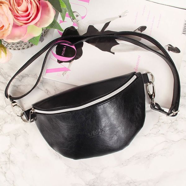 Skórzana saszetka nerka damska czarna DAN-A T440A. Czarne torebki klasyczne DAN-A, bez wzorów, ze skóry, bez dodatków. Za 109.99 zł.