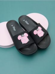 Klapki Myszka Miki - czarny. Czarne klapki Sinsay, bez wzorów, bez obcasa. Za 35.99 zł.