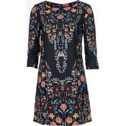 Desigual sukienka damska Clementine 38 czarny. Czarne sukienki Desigual, bez wzorów, bez kołnierzyka, bez ramiączek. W wyprzedaży za 203.00 zł.