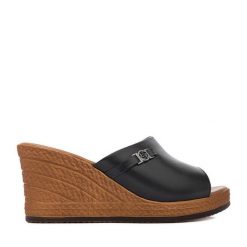 Klapki Lasocki. Czarne klapki Lasocki, bez wzorów, bez obcasa. Za 179.99 zł.