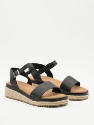 Belucci Sandały w kolorze czarnym na koturnie rozmiar: 41. Czarne sandały Belucci, bez wzorów, z otwartym noskiem, bez obcasa, na koturnie, bez zapięcia. Za 78.99 zł.