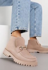 Ciemnobeżowe Botki w Stylu Loafersów Zdobione Metaliczną Aplikacją Aqianey. Brązowe botki Renee, z aplikacjami, z jeansu, bez obcasa, na płaskiej podeszwie, bez zapięcia. Za 129.99 zł.