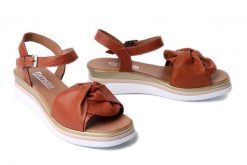 Artiker Relaks 58C3195 Brązowy, sandały damskie. Brązowe sandały Artiker Relaks, bez wzorów, ze skóry, bez obcasa, na koturnie, bez zapięcia. Za 239.90 zł.