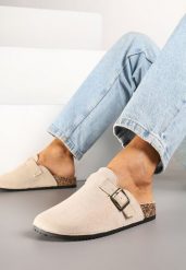 Beżowe Klapki Chodaki z Ozdobną Klamrą Alissaria. Brązowe klapki Renee, bez wzorów, bez obcasa, na płaskiej podeszwie. Za 59.99 zł.
