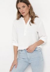 Biała Bluzka z Tkaniny Plumeti z Guzikami Irlena. Białe bluzki Born2be, l, bez wzorów, z tkaniny, bez kołnierzyka, bez ramiączek. W wyprzedaży za 59.49 zł.