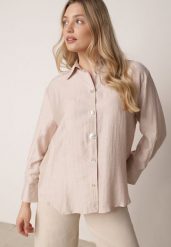 Beżowa Koszula Oversize z Wiskozą i Lnem Zdobiona Nieregularnymi Guzikami Inisera. Brązowe koszule Born2be, l, z aplikacjami, z jeansu, biznesowe, bez kołnierzyka, bez ramiączek. Za 109.99 zł.