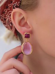 Pierres delicates Pozłacane kolczyki-wkrętki z kocim okiem i agatami rozmiar: onesize. Różowe kolczyki Pierres delicates, z agatem, pozłacane. Za 65.99 zł.