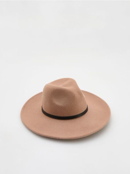 Wełniany kapelusz - beżowy. Brązowe kapelusze Reserved, bez wzorów, z wełny. W wyprzedaży za 45.99 zł.