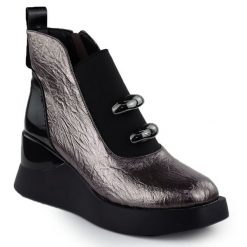 Botki damskie na koturnie srebrne S.Barski MR52-106. Szare botki S.BARSKI, z aplikacjami, ze skóry ekologicznej, bez obcasa, na koturnie, bez zapięcia. Za 289.99 zł.