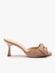Beżowe klapki na obcasie z kokardą. Brązowe klapki Ryłko, bez wzorów, z gumy, bez obcasa, na obcasie. Za 379.99 zł.