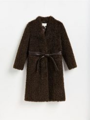 Płaszcz z imitacji baranka - ciemnobrązowy. Brązowe płaszcze Reserved, l, bez wzorów, bez kaptura. Za 459.99 zł.