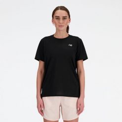 Koszulka damska New Balance WT41222BK – czarna. Czarne bluzki New Balance, s, bez wzorów, z materiału, eleganckie, bez kołnierzyka, bez ramiączek. Za 149.99 zł.