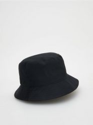 Kapelusz bucket hat - czarny. Czarne kapelusze Reserved, bez wzorów, z bawełny. W wyprzedaży za 15.99 zł.