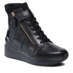 Botki Geox. Czarne botki Geox, bez wzorów, bez obcasa, na koturnie, bez zapięcia. Za 429.99 zł.