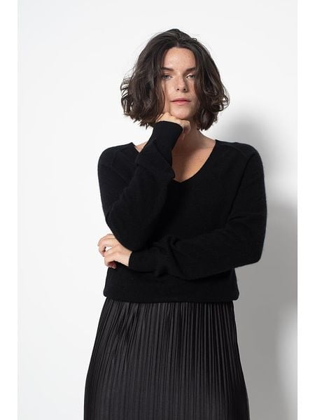 AUTHENTIC CASHMERE Kaszmirowy sweter "Giusalet" w kolorze czarnym rozmiar: XL. Czarne swetry AUTHENTIC CASHMERE, xl, bez wzorów, z kaszmiru, bez ramiączek. Za 369.95 zł.