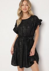 Czarna Sukienka Ozdobiona Falbankami i Paskiem Izulira. Czarne sukienki Born2be, uniwersalny, bez wzorów, eleganckie, bez kołnierzyka, bez ramiączek, mini. Za 79.99 zł.