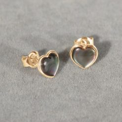 Kolczyki serca z ciemną masą perłową w ramce ze złota próby 585. Żółte kolczyki Lilou, z perłą, złote. Za 878.00 zł.