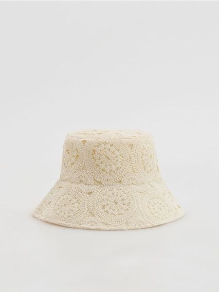 Kapelusz bucket hat - złamana biel. Kapelusze Reserved, bez wzorów. W wyprzedaży za 49.99 zł.