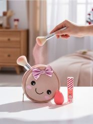 Kosmetyczka z elementami 3D - kremowy. Białe kufry i kosmetyczki Sinsay, bez wzorów, bez dodatków. Za 19.99 zł.