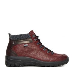 Botki Rieker. Czerwone botki Rieker, bez wzorów, bez obcasa, na płaskiej podeszwie, bez zapięcia. Za 379.99 zł.