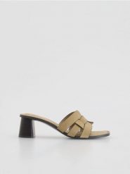 Zamszowe klapki na obcasie - beżowy. Brązowe klapki Reserved, bez wzorów, z zamszu, bez obcasa, na obcasie. Za 169.99 zł.