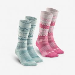 Skarpety turystyczne SH500 Mid. Czerwone skarpety QUECHUA, bez wzorów, z elastanu. Za 49.99 zł.