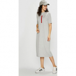 Tommy Jeans - Sukienka. Szare sukienki Tommy Jeans, na co dzień, s, bez wzorów, z dzianiny, casualowe, bez kołnierzyka, bez ramiączek, midi, proste. W wyprzedaży za 249.90 zł.