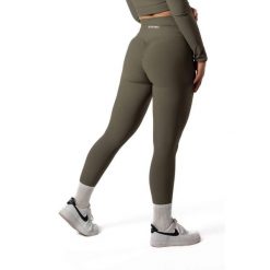 Damskie legginsy bezszwowe prążkowane z efektem scrunch – zielony szałwiowy. Zielone legginsy AESTHETIC WOLF, l, bez wzorów, z dzianiny, z podwyższonym stanem, długie. Za 119.99 zł.