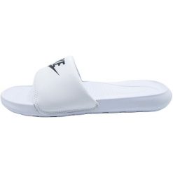 Klapki damskie Nike Victori One Slide. Białe klapki Nike, bez wzorów, z materiału, bez obcasa. Za 139.99 zł.