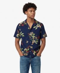 Superdry Koszula w krótkim rękawie z nadrukiem hawajskim – Cabana Navy. Niebieskie koszule Superdry, s, bez wzorów, z bawełny, wakacyjne, bez kołnierzyka, bez ramiączek. Za 238.00 zł.