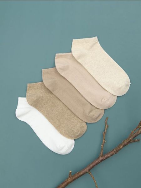 Skarpetki 5 pack - beżowy. Brązowe skarpety Sinsay, bez wzorów. Za 12.99 zł.